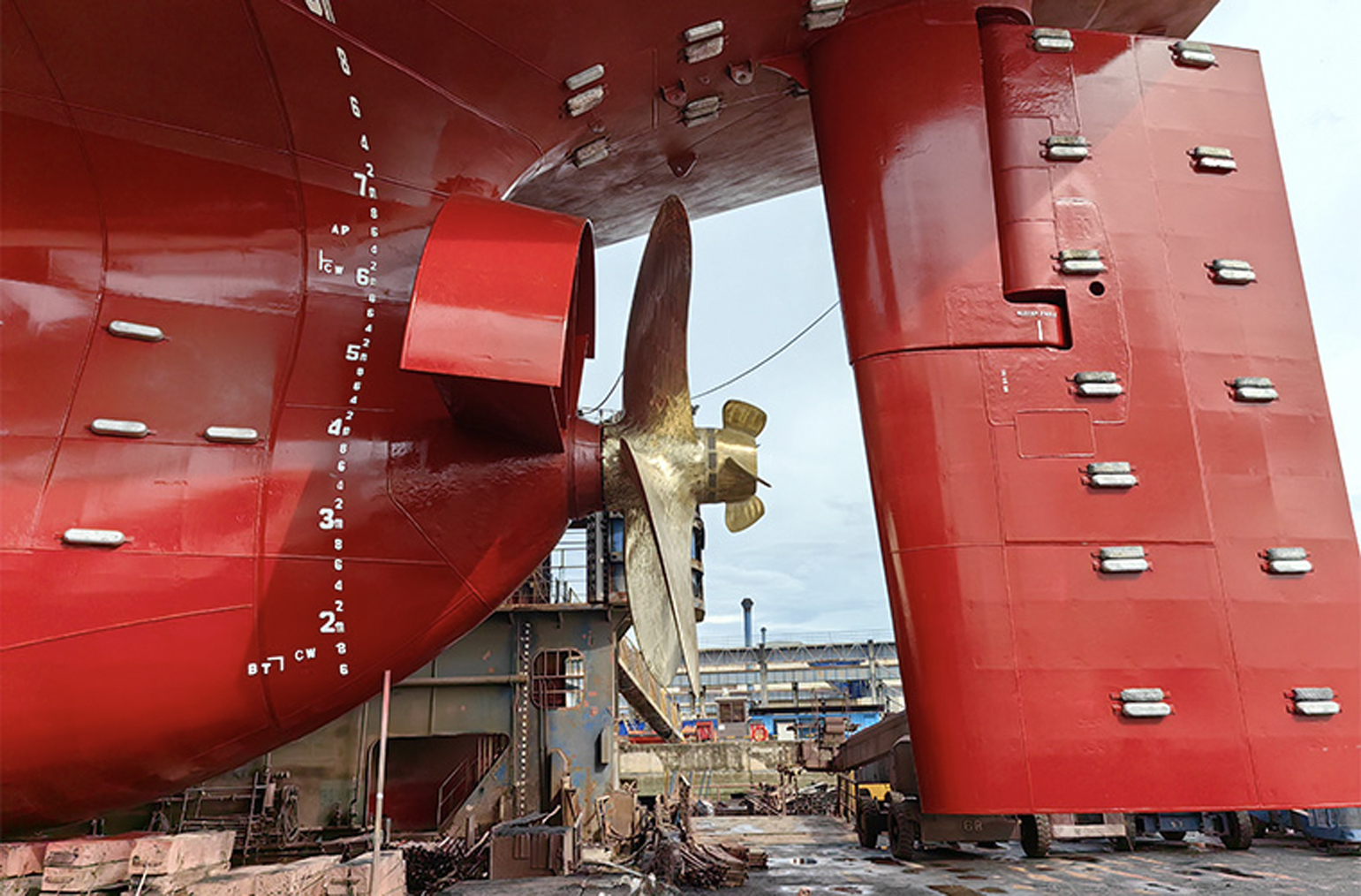 Ship stern with energy saving devices